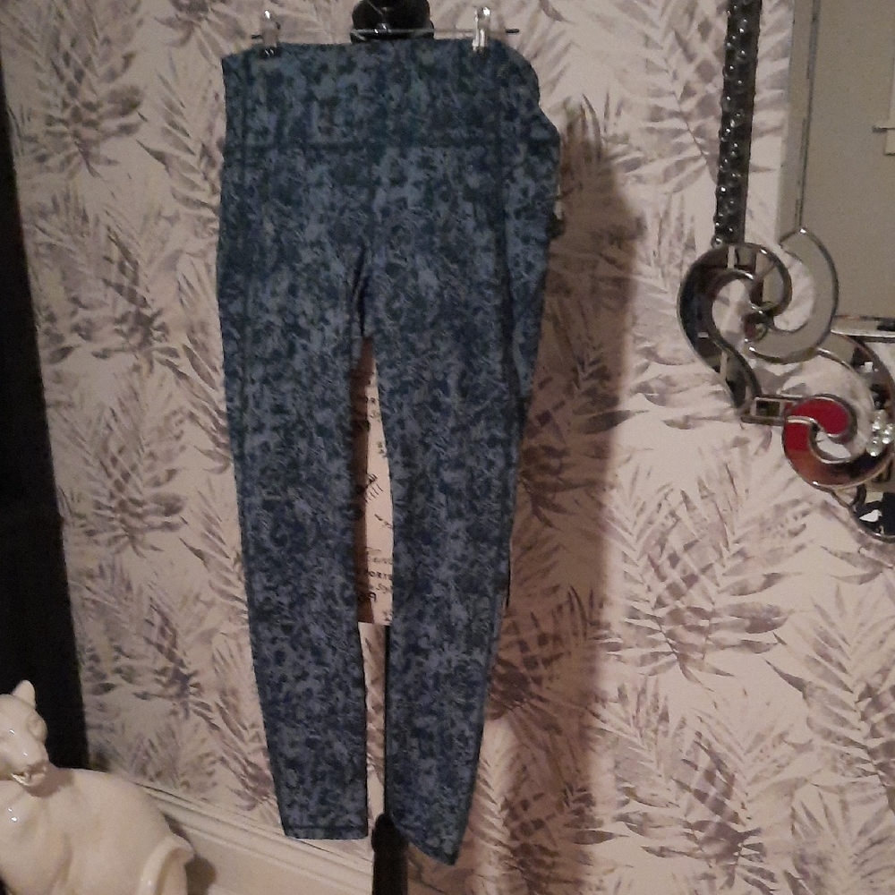 NWT Under Armour Green Patterned Leggings